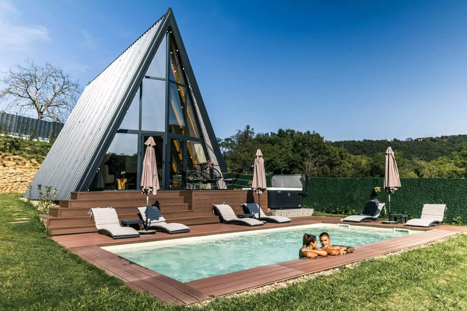 A-Frame-Haus mit Pool im Fruska-Gora-Nationalpark